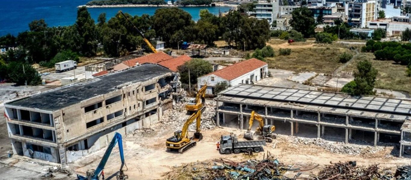 Βιάστηκε για τη «φιέστα» στο Ελληνικό η κυβέρνηση και άφησε αδέσποτα κάτω από τα συντρίμμια!